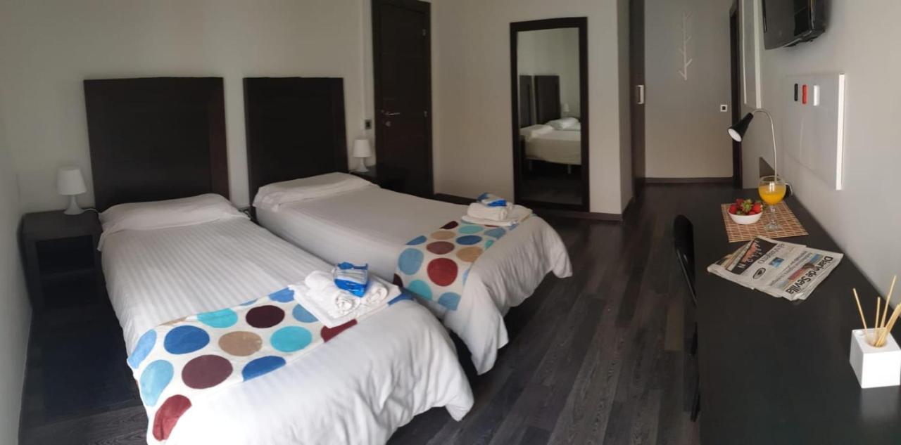 Residencia Viriato Hostel Seville Luaran gambar