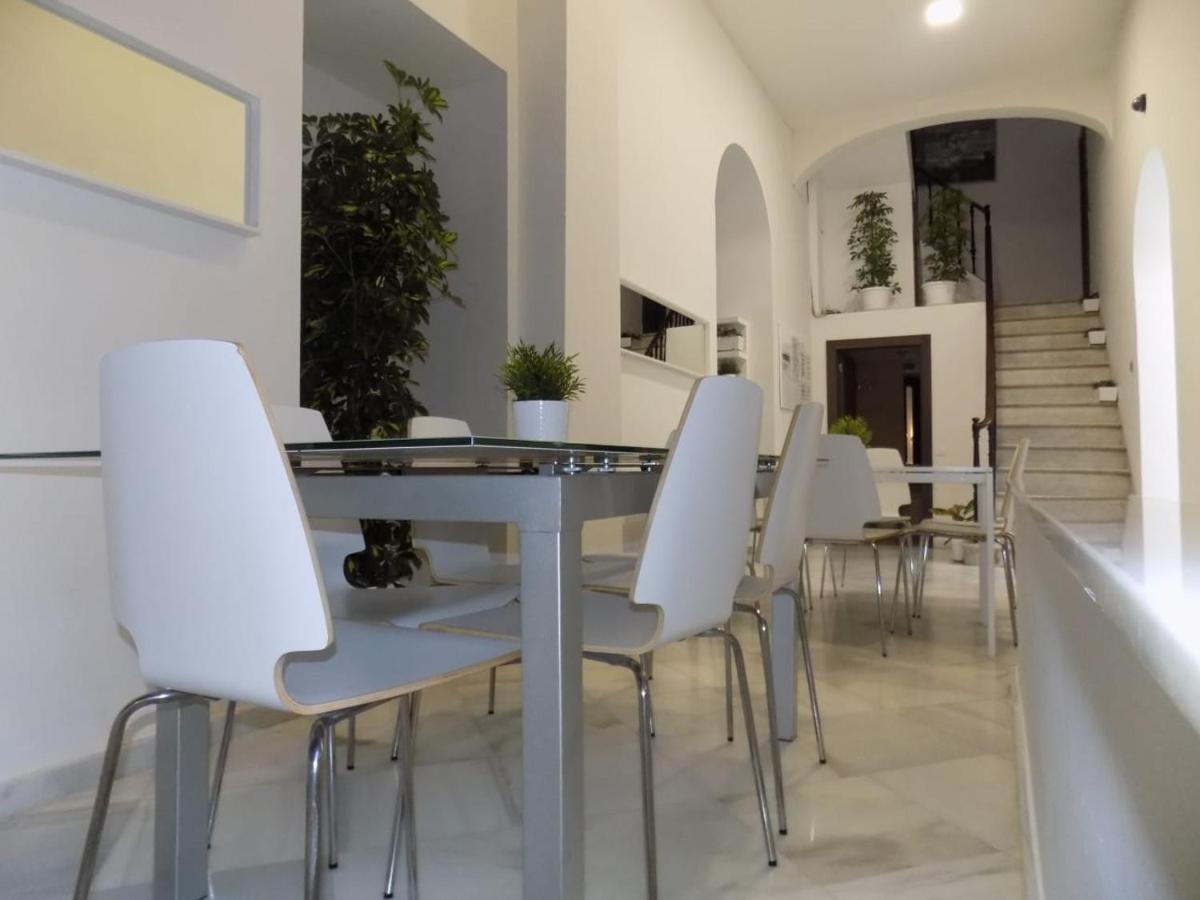 Residencia Viriato Hostel Seville Luaran gambar