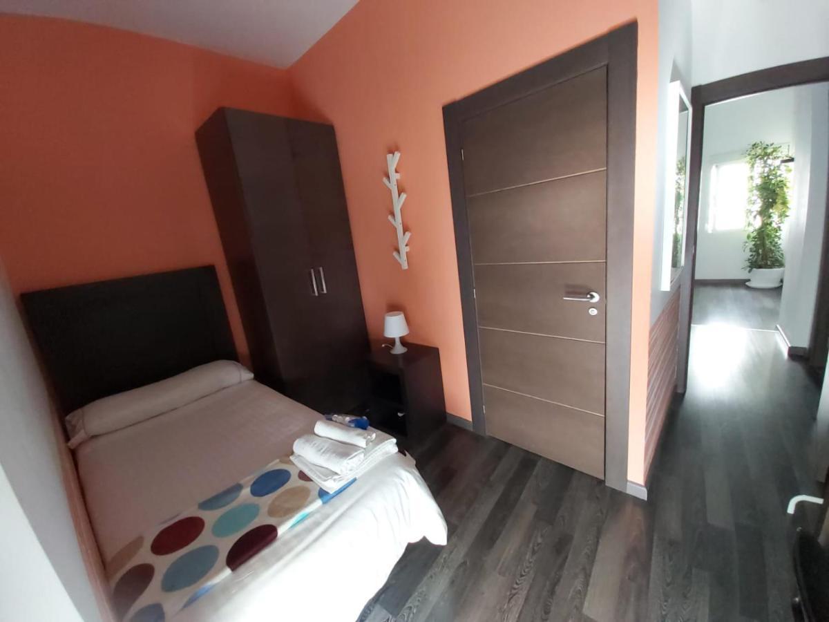 Residencia Viriato Hostel Seville Luaran gambar